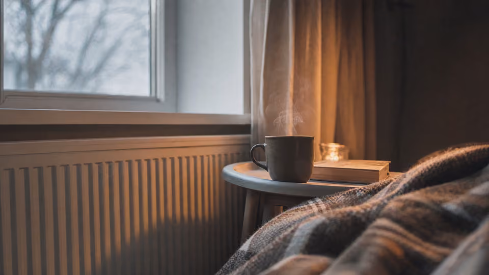 Coin lecture confortable près d'un radiateur
