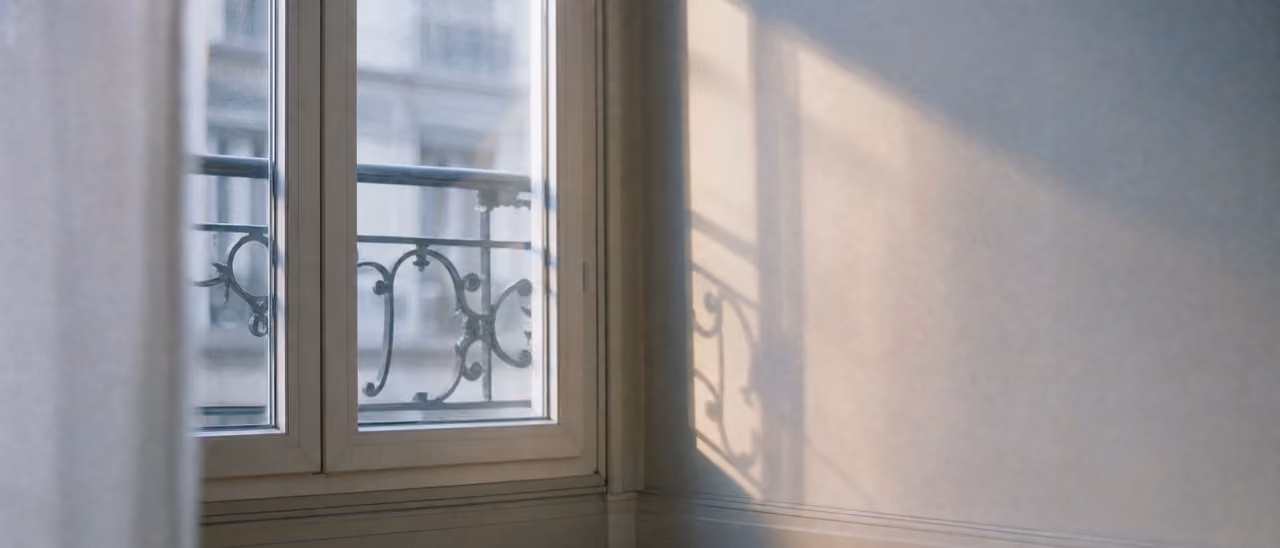 Lumière naturelle entrant par une fenêtre sur du parquet