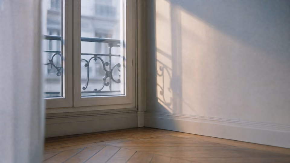 Lumière naturelle entrant par une fenêtre sur du parquet