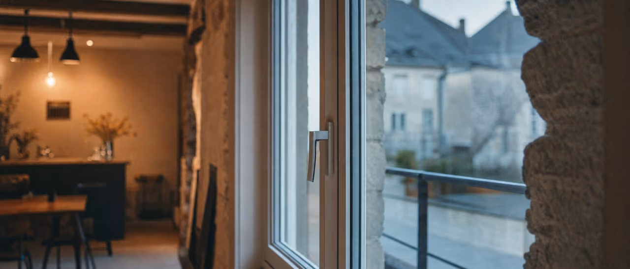 Fenêtre double vitrage neuve dans une maison de bourg