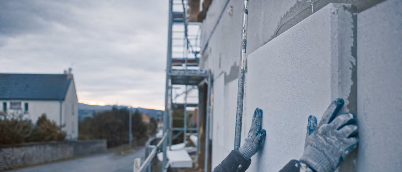 Pose de panneaux isolants sur un mur extérieur
