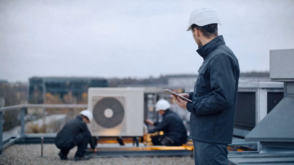 Technicien supervisant une installation sur un bâtiment tertiaire